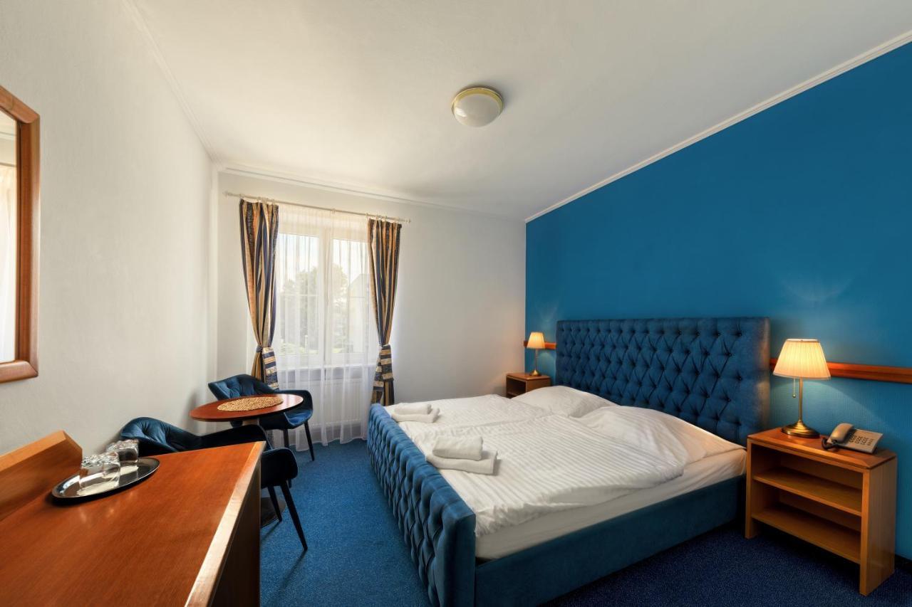 Prague Hotel Carl Inn Restaurant & Free Parking Exterior photo