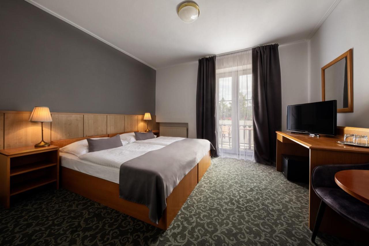 Prague Hotel Carl Inn Restaurant & Free Parking Exterior photo